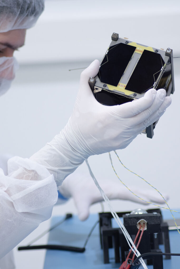 Scientifique et nano satellite