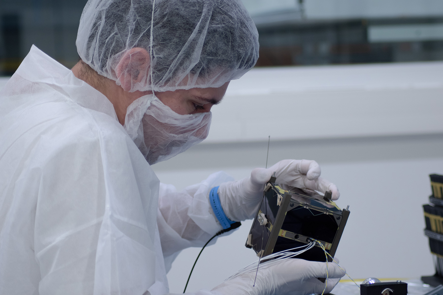Scientifique travaillant sur un nano satellite